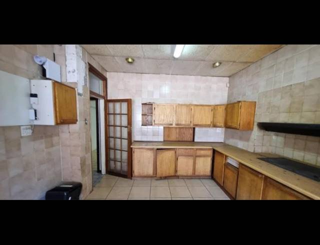 7 BEDROOM HOUSE FOR SALE IN KENSINGTON